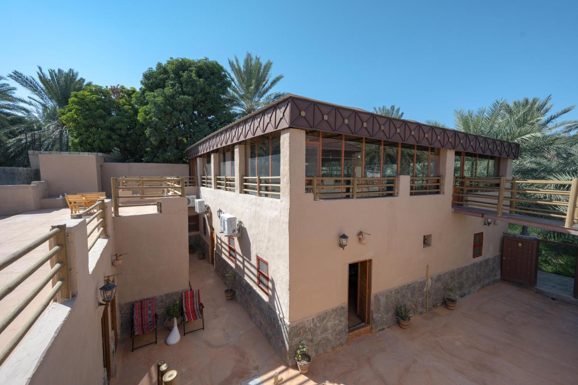 بيت نُزل السلام Bait Salam Inn Al Ḩamrāʼ エクステリア 写真